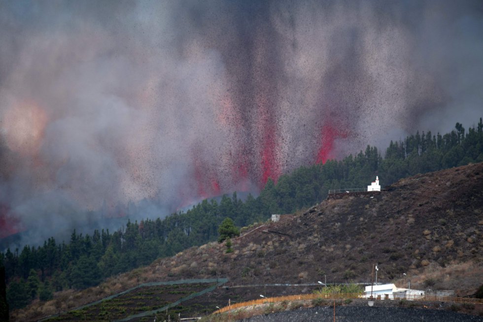El magma provocó dos fisuras, dos bocas eruptivas distintas en el monte por las que fluían coladas de lava.