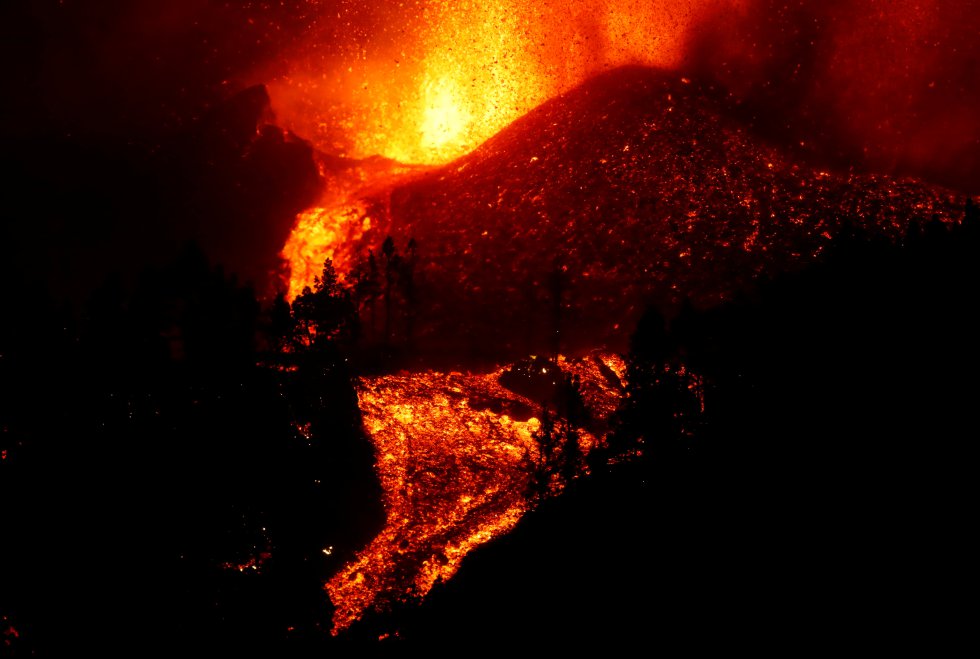 La lava fluye cuesta abajo tras la erupción. El comité técnico informa de que hay dos fisuras, separadas por 200 metros, por las que sale el material volcánico por ocho bocas. Todavía se sigue evacuando a personas diseminadas, casa por casa.