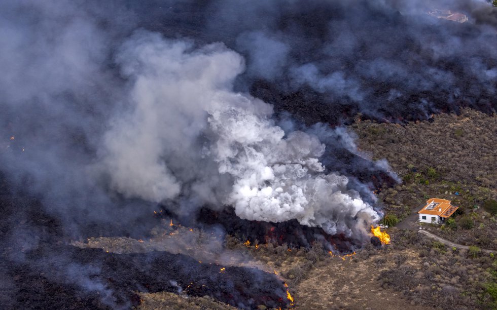 Lava se apropie de o casă din zona El Paraiso pe 21 septembrie.