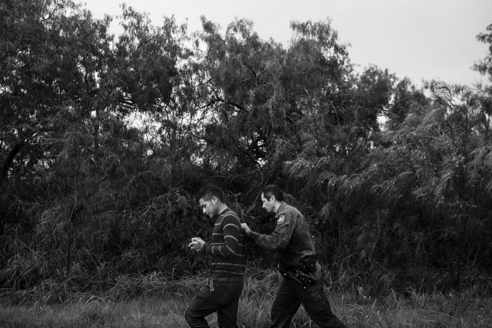 Un agente fronterizo escolta en La Joya (Texas, EE UU) a un migrante que ha pasado la frontera.