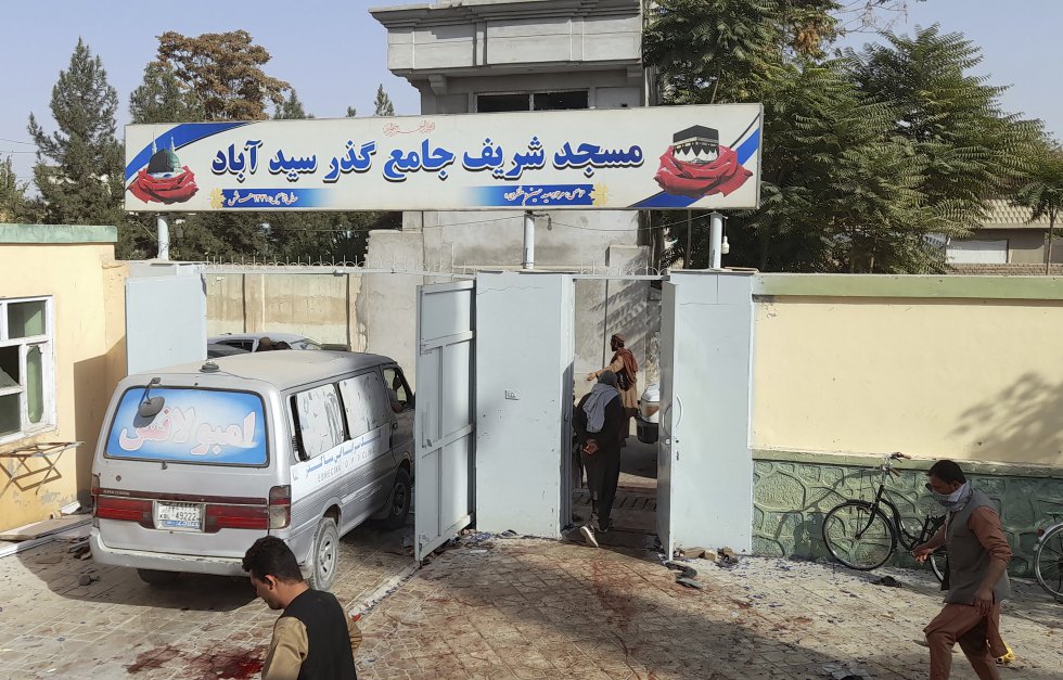 La chií es una minoría perseguida en un país mayoritariamente suní como es Afganistán. La minoría hazara, que representa aproximadamente el 10% de su población, profesa esa rama del islam y es constante objetivo de ataques por parte tanto de los talibanes como del grupo terrorista Estado Islámico. En la imagen, manchas de sangre en las cercanías de la mezquita.