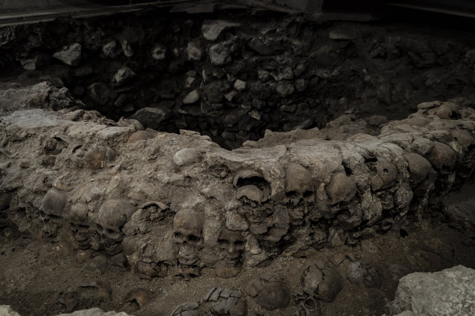 El tzompantli es una estructura construida a base de cráneos que se preparaban para ser exhibidos en un sistema de postes y travesaños. Posteriormente los cráneos se colocaban en dos torres circulares y en hileras sobrepuestas.