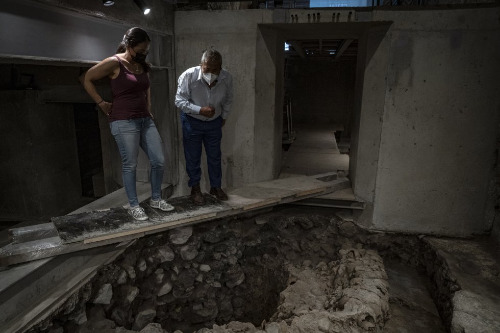 Los arqueólogos Lorena Vazquez y Raúl Barrera trabajan en la ventana arqueológica Huei Tzonpantli.
