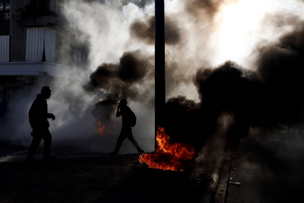 El Gobierno de Sebastián Piñera informó al menos de 30 detenidos y cinco policías heridos, uno de ellos por la explosión de un fuego artificial en su rostro.