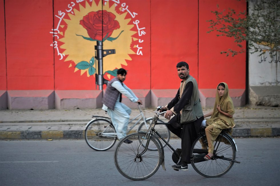 Imagen de una pintada sontra la proliferación de armas llevada a cabo en Kabul por el grupo ArtLords, que había realizado unos 2.000 grafitis en 23 de las 34 provincias del país con reivindicaciones de todo tipo, el 20 de septiembre. Con la llegada de los talibanes muchas de esas obras han sido tapadas.