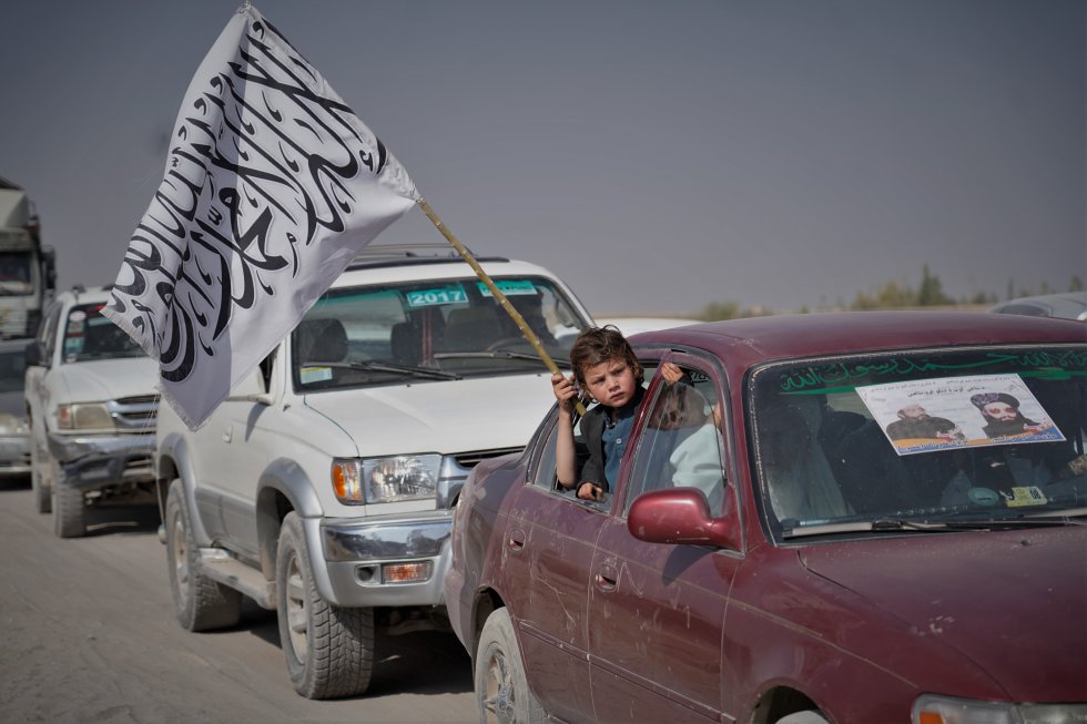 Caravana de coches camino de un acto en honor de los muertos en el bando talibán en Zurmat, el 1 de octubre. Al evento asistieron miles de seguidores del régimen del Emirato en una demostración de fuerza en el Afganistán rural.