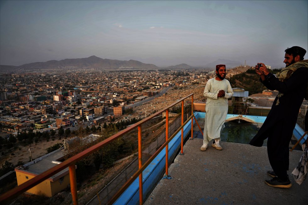 Varios talibanes se hacen fotos sobre el trampolin de una piscina en desuso de Kabul, el 5 de octubre. Muchos de estos guerrilleros han llegado por vez primera a la capital tras años combatiendo en zonas rurales del país.