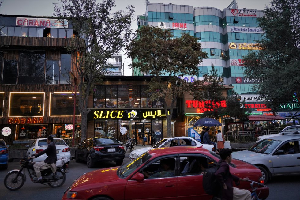 Los negocios, restaurantes y empresas iluminadas con neones dan a algunas calles del barrio kabulí de Shar-e-Nao un aspecto de urbe moderna que, pese a su reconstrucción en las dos últimas décadas, dista mucho del panorama que rodea a la mayoría de esta ciudad de unos seis millones de habitantes, el 9 de octubre.