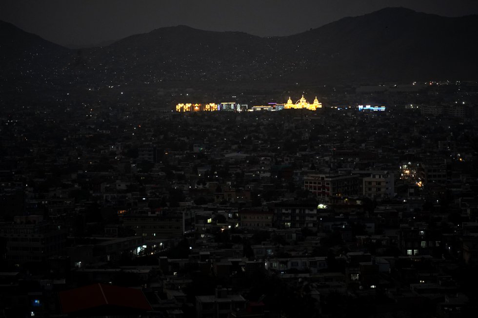Vista al caer la noche desde la colina de Wazir Akbar Khan de Kabul, el 5 de octubre. La altura permite observar en medio de la oscuridad de la ciudad la iluminación de varios salones de boda. Su actividad sigue, pero ahora no está permitida la actuación de músicos en directo. Algo se mantiene apegado a la tradición afgana más allá de la llegada a poder de los talibanes: las mujeres y los hombres celebran las fiestas de matrimonio en el mismo edificio pero por separado.