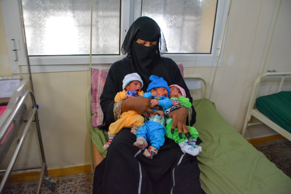 Nujood, 35 años, ha dado a luz trillizos en el Al-Qanawis, un hospital materno infantil dirigido por Médicos Sin Fronteras (MSF) en la provincia de Hodeidah. Jihad, Eiad y Mohammad son la feliz adición a la familia de Nujood, de cinco niños. Tras el nacimiento, los bebés fueron ingresados de inmediato en la unidad de neonatos del hospital, ya que necesitaban soporte alimenticio y no lograban mantener la temperatura corporal ni los niveles de glucosa en sangre. Tras días de atención médica, los trillizos muestran mejoría.