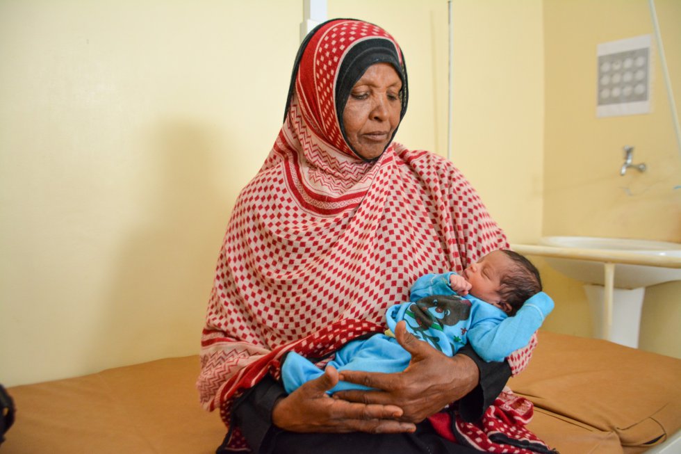 Basham con Zamzam, su nieta recién nacida, en brazos, en la sala posparto. Saalima y su madre se pusieron en camino a las 7.30 de la mañana, desde su casa en un valle del distrito de Al-Mighlaf, en Hodeidah. Tuvieron que tomar cuatro taxis para llegar a Al-Qanawis, en un viaje que duró cuatro horas y media y costó 19.000 riales (unos 65 euros). A pesar de ser prematura, Zamzam está bien de salud y permanece con su madre en la sala posparto. Ambas están en observación y es probable que les den el alta pronto.