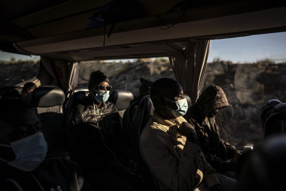 Varios refugiados en el autobús camino de Albacete para disputar los equipos de fútbol. ©ElPaís