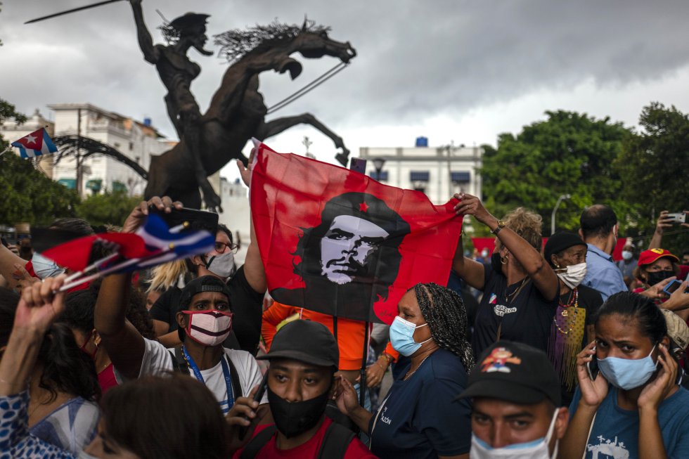 Simpatizantes del Gobierno asisten a una manifestación en el parque de El Quijote en La Habana, el 14 de noviembre.