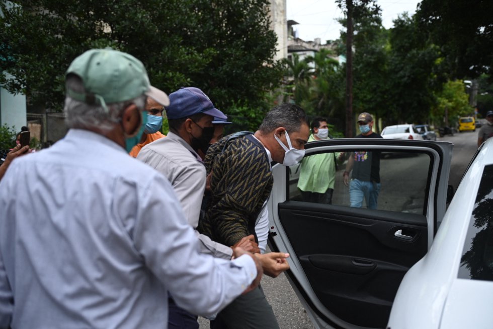 Un manifestante es detenido en el parque El Quijote de La Habana, donde se esperaba que protestara el actor opositor y dramaturgo Yunior García, el 14 de noviembre de 2021.