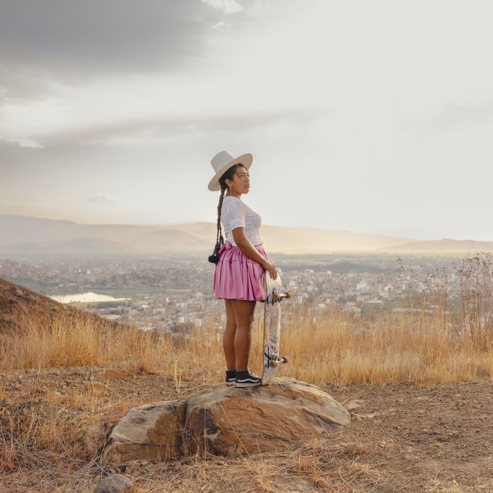 Míriam Stefanny Morales, de 23 años, en el cerro del Cristo de la Concordia, con Cochabamba al fondo.   Llevo años fotografiando el empoderamiento de las mujeres de distintas culturas porque me aburre verlas retratadas más como víctimas que como heroínas. La de ImillaSkate me pareció una historia única y esperanzadora. En el skate, un deporte mayoritariamente masculino, es extraordinario ver a mujeres patinando vestidas con un traje típico con el objetivo de honrar su cultura ancestral.   