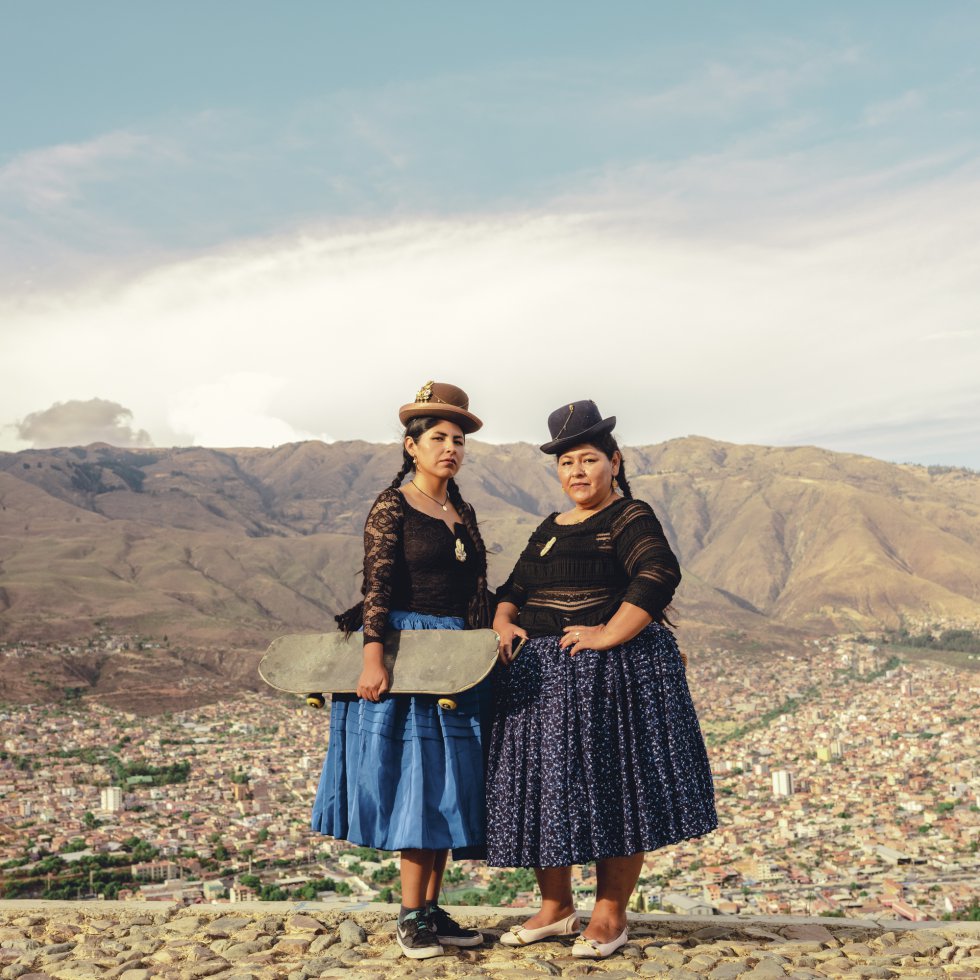 Joselin Brenda Mamani (27 años) junto a su madre, Lucía Rosmeri Quispe (46 años). Para Brenda, el hecho de patinar con estos trajes supone un reto, pero representa sus raíces.    Fui a Cochabamba atraída por la historia de las mujeres skaters, pero acabé descu¬briendo algo más profundo. Las mujeres bolivianas siempre lucharon por su libertad y su independencia. Las polleras, un símbolo de fuerza y de lucha, cargan un legado de resistencia.   