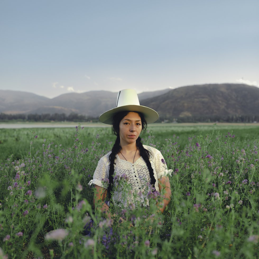 Daniela Nicole Santiváñez (25 años) cree que todos en Bolivia tienen influencia pollera.