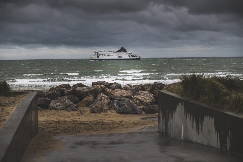 Un ferri navega dirección a Inglaterra ante una de las playas de donde han salido barcos de migrantes que intentaban llegar a la isla británica.