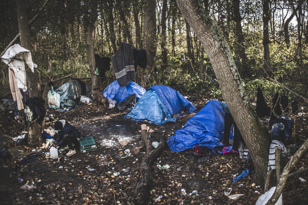 Los restos de un campamento desmantelado en Calais. Tras la acción policial, se vuelven a formar otros.