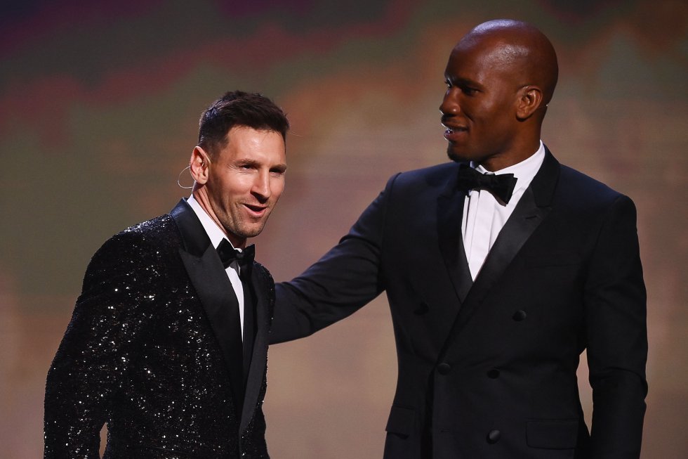 El exfutbolista y presentador de la gala, Didier Drogba, felicita a Messi por su séptimo Balón de Oro.