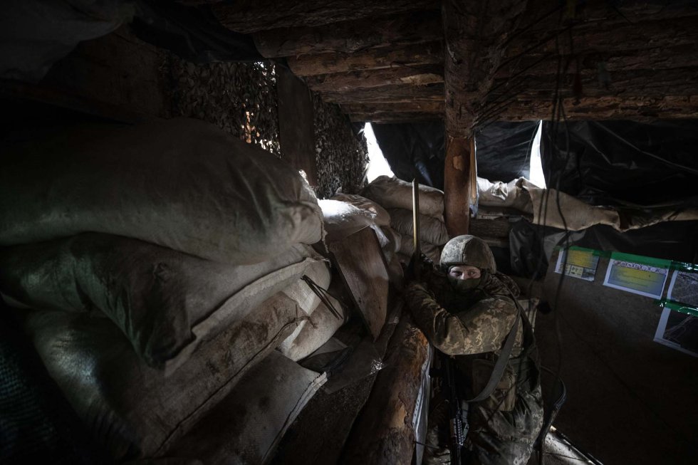 Con las tensiones del conflicto cada vez más eléctricas, Ucrania ha instado este miércoles a los países de la OTAN a preparar nuevas sanciones económicas para disuadir a Rusia de una posible agresión. En la imagen, un militar ucraniano vigila una zona de Avdiivka, en la región del Donnbass (Ucrania).