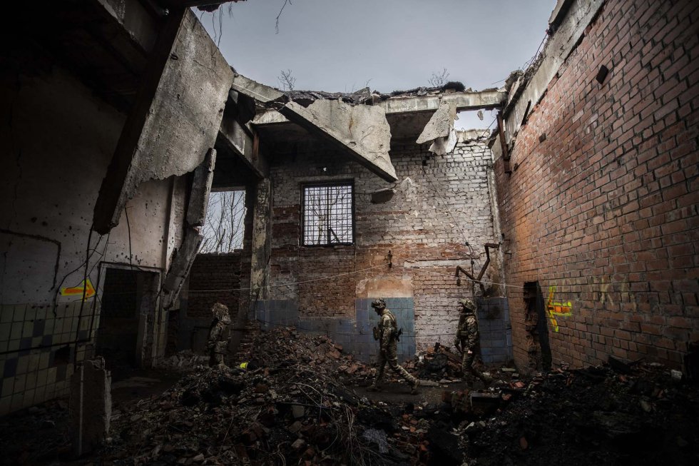 El conflicto entre Ucrania y Rusia se ha cobrado hasta el momento la vida de más de 14.000 personas desde 2014, según la ONU. En la imagen, varios soldados en un edificio destrozado, este miércoles en Avdiivka, en la región del Donnbass (Ucrania).