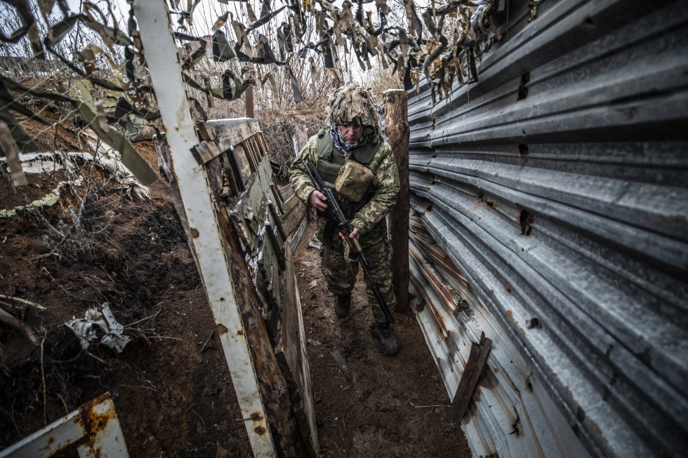 Ucrania ha instado este miércoles a los países de la OTAN a preparar nuevas sanciones económicas para disuadir a Rusia de una posible agresión. En la imagen, un soldado ucranio en una trinchera cerca de las posiciones prorrusas, este miércoles en Avdiivka (Ucrania).