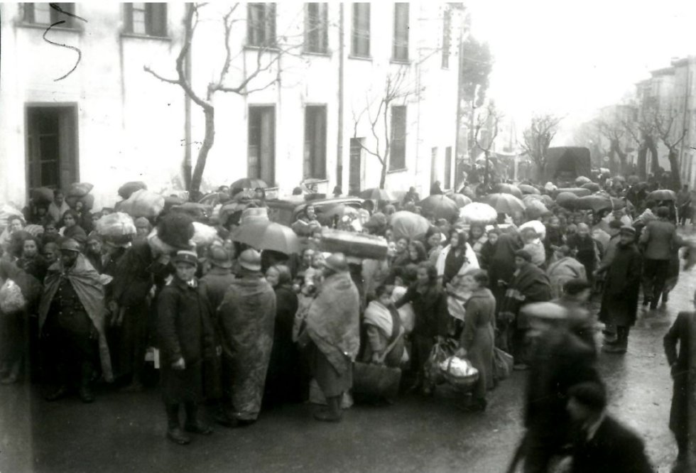 Miles de personas cruzaron la frontera por Le Perthus huyendo al final de la Guerra Civil a final de enero de 1939. Aquí controlados por gendarmes y tropas senegales.