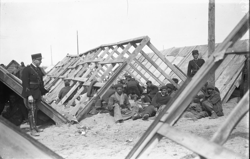 Primeras construcciones a comienzos de 1939 de madera en la arena de la playa en el campo de refugiados de Argelès-sur-Mer. 