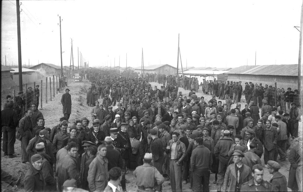 Miles de hombres, refugiados republicanos, en el campo de Barcarès a mitad de 1939. 
