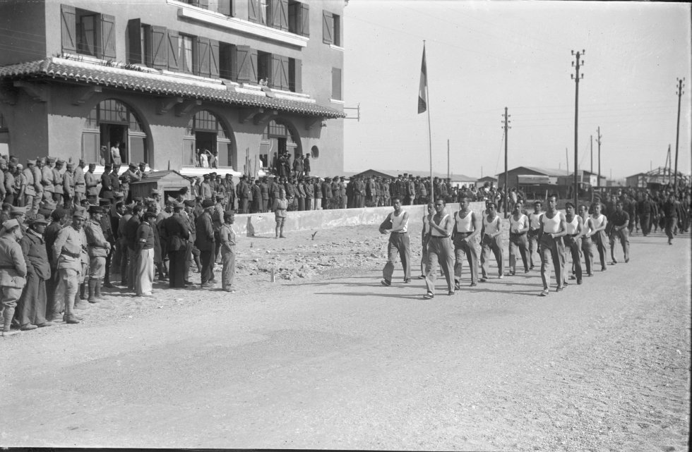 Desfile de refugiados republicanos en el campo de Barcarès el 14 de julio de 1939, día de la República Francesa.