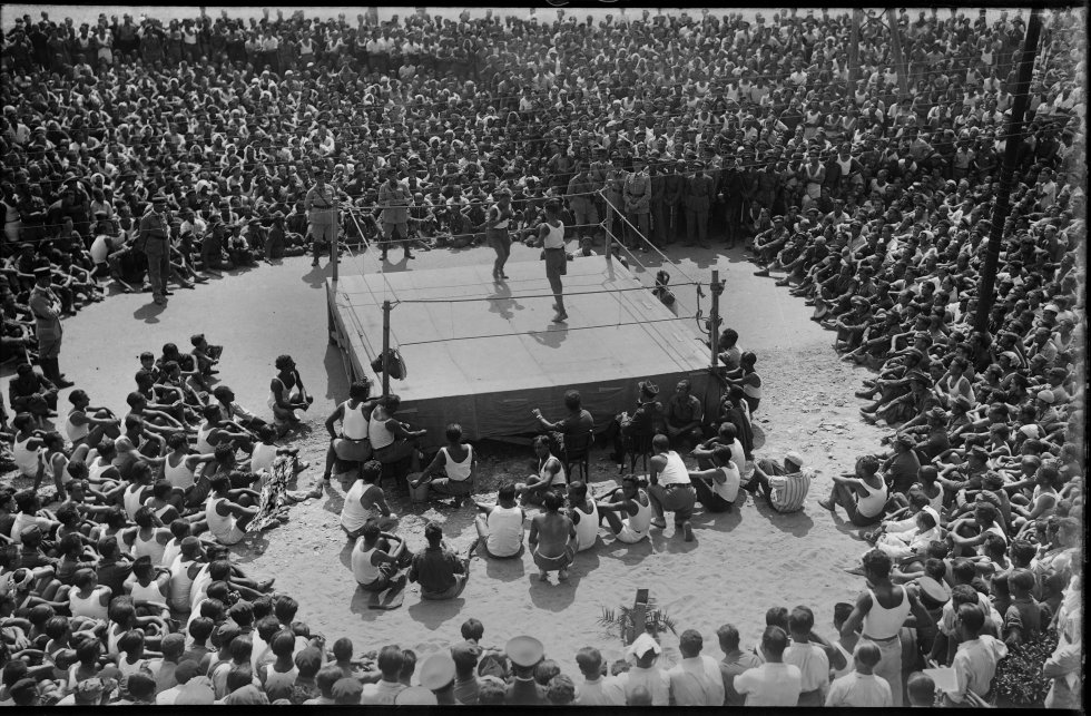 Combate de boxeo durante la celebración del 14 de julio de 1939, día de la Repúbica Francesa, en el campo de refugiados de Barcarès. 