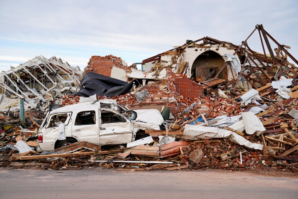 Daños causado en la localidad de Mayfield (Kentucky), este sábado. Las autoridades de Arkansas, Illinois, Kentucky, Misisipi, Misuri y Tennessee siguen trabajando para confirmar el número de víctimas mortales entre los escombros.