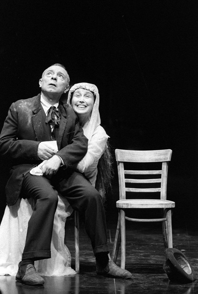 Los actores Verónica Forqué y José Luis Gómez, durante la representación de la obra 'Las sillas', en 1997.