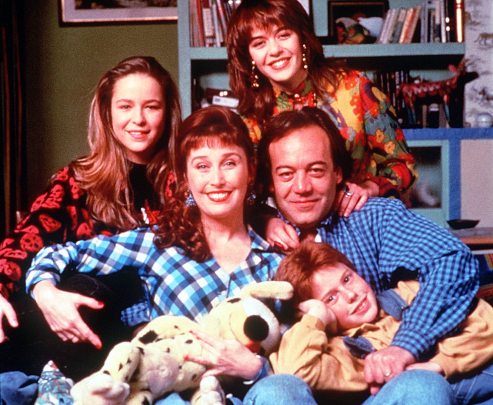 Verónica Forqué, junto a Tito Valverde y el resto de jóvenes actores de la serie de televisión 'Pepa y Pepe'.