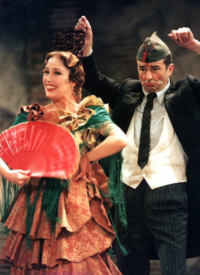 Juan Diego y Veronica Forqué, en un instante de la representación teatral de '¡Ay, Carmela!', emitida en el programa 'Estudio 1' en el año 2000.