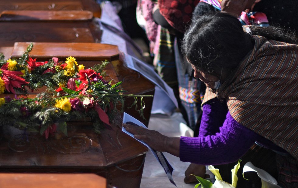 Una mujer llora frente a un ataúd durante una ceremonia después de que una decena de personas fueron asesinadas el sábado en Chiquix, una aldea que ha estado involucrada en un disputa territorial por el acceso al agua y la tierra. 