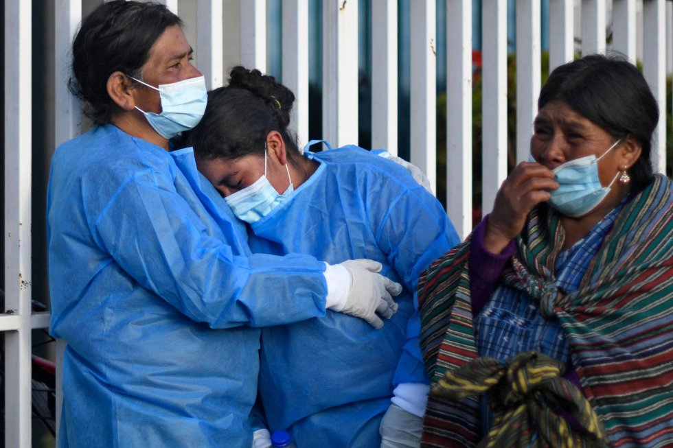 Familiares reconocen el cadáver de una de las víctimas asesinada en la comunidad de Chiquix, en las afueras del Instituto Nacional de Ciencias Forenses, en Quetzaltenango.