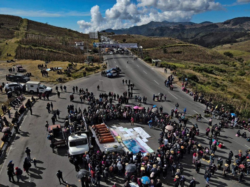 Vista aérea de siete ataúdes de las personas asesinadas en la comunidad de Chiquix, el 20 de diciembre de 2021.