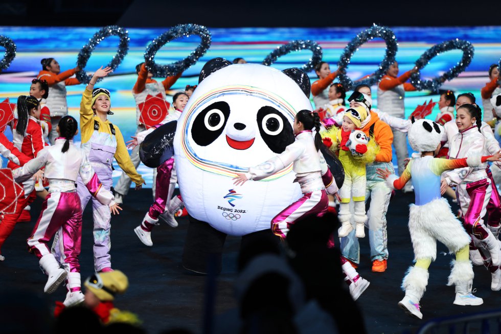 La mascota olímpica de los Juegos de Invierno, Bing Dwen Dwen, en un momento de la ceremonia de apertura en Pekín.