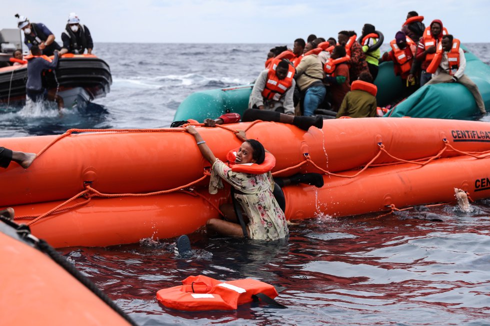 Una mujer se sujeta a un Centifloat (flotador de salvamento en forma de tubo) mientras espera a ser rescatada por un equipo del 'Sea Watch 3' en la Zona de Búsqueda y Salvamento Marítimo (SAR) de Libia, a unas 35 millas de la costa, el 18 de octubre de 2021. Para los migrantes que intentaron cruzar el Mediterráneo, 2021 ha sido el año más mortal desde 2018.