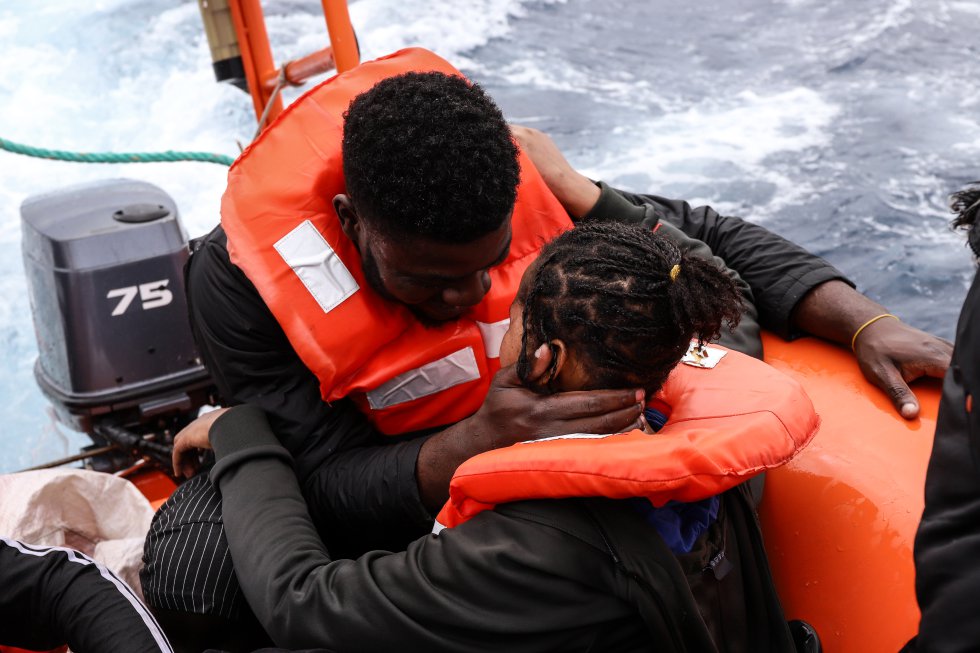 Entre los migrantes, algunos ríen, otros lloran, algunos dan gracias a Dios. Una joven pareja se abraza. Pero la tripulación del 'Sea Watch 3' no se tranquiliza por completo hasta asegurarse de haberlos salvado a todos. Preguntan: “¿Estáis todos? ¿Os falta algún amigo o familiar?”