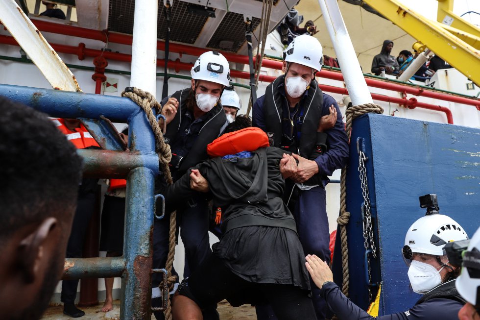 Miembros de la tripulación del 'Sea Watch 3' ayudando a un migrante a subir a bordo del barco. Esta vez, de algún modo, han conseguido salvarlos a todos. Rob*, uno de los conductores de la lancha de salvamento, comenta más tarde: “O nos han bendecido o hemos tenido mucha suerte”.