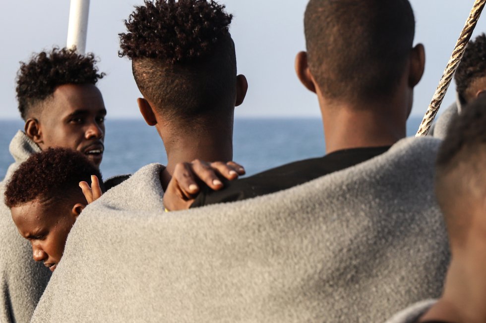 La ruta migratoria del Mediterráneo es la más mortal del mundo: desde 2014, 176.406 migrantes han intentado cruzar este mar para llegar a Europa; de ellos, 23.481 están declarados como desaparecidos y 21.770 han perecido ahogados. En la imagen, un grupo de rescatados permanece de pie en la cubierta del 'Sea Watch 3' mientras el barco se aproxima al puerto siciliano de Pozzallo, Italia, el 23 de octubre de 2021.