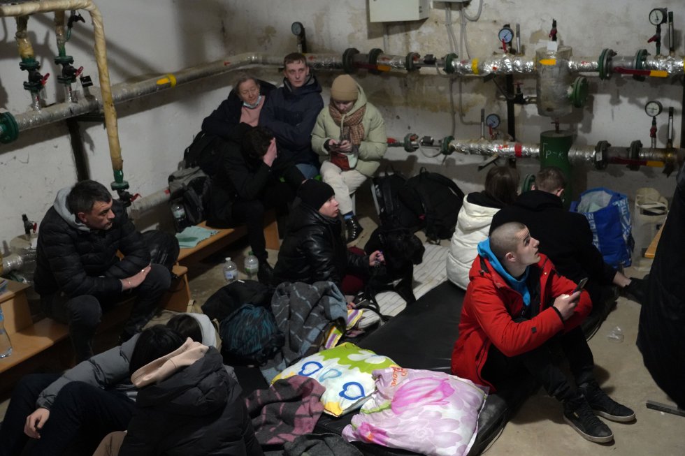 Un grupo de personas se refugia en el metro de Kiev durante los bombardeos de la noche del jueves.