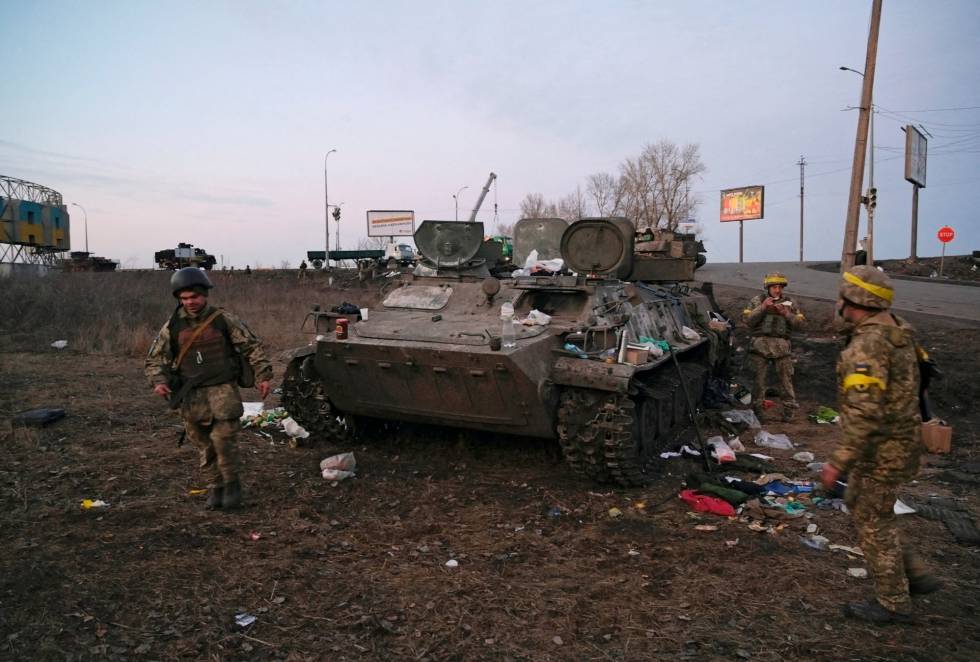 Soldados ucranios, junto a un vehículo militar ruso destruido a las afueras de Kharkiv. El objetivo de Putin en Kiev podría ser descabezar a la cúpula del Gobierno.