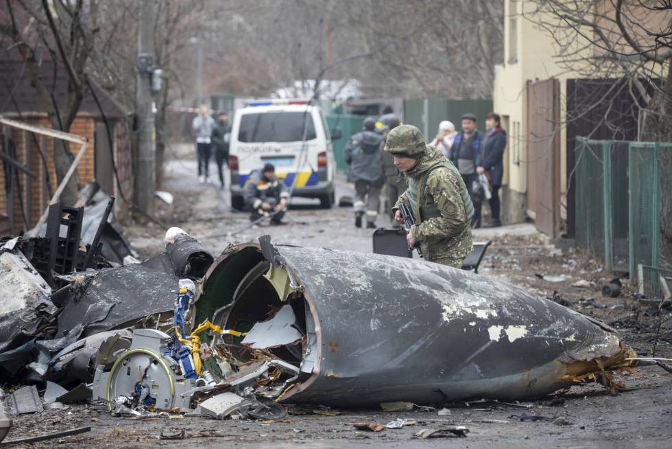 Un soldado ucranio mira entre los restos de un avión derribado en Kiev. Ucrania quiere la paz y está dispuesta a dialogar con Rusia, incluso sobre la adopción de un estatus neutral con respecto a la OTAN, ha declarado a la agencia Reuters el asesor de la oficina presidencial ucrania, Mykhailo Podolyak.