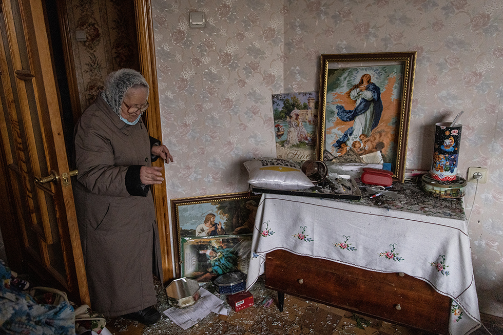 Una anciana, en el interior de su vivienda afectada por un ataque aéreo en Kiev. La agencia nuclear del país ha informado este viernes de que está registrando mayores niveles de radiación en la zona estratégica de exclusión de Chernóbil, escenario de la catástrofe nuclear de 1986, debido al movimiento de armamento militar pesado ruso.