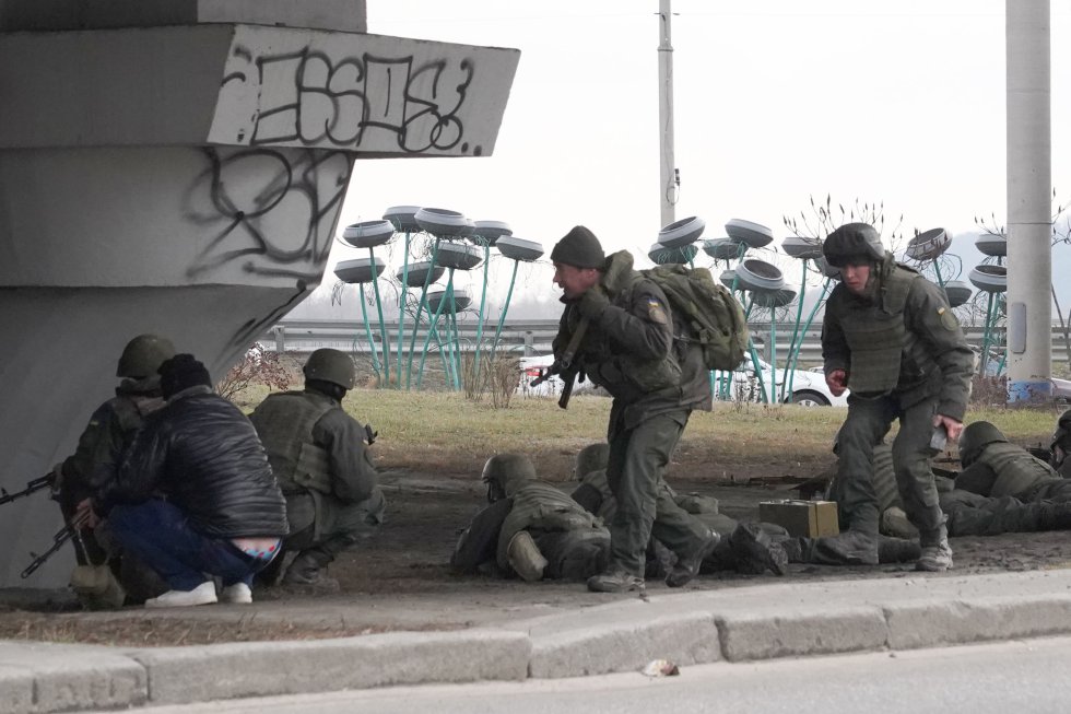 Las fuerzas ucranias se defienden del avance de los rusos a poco más de tres kilómetros del Parlamento de la capital del país, Kiev.