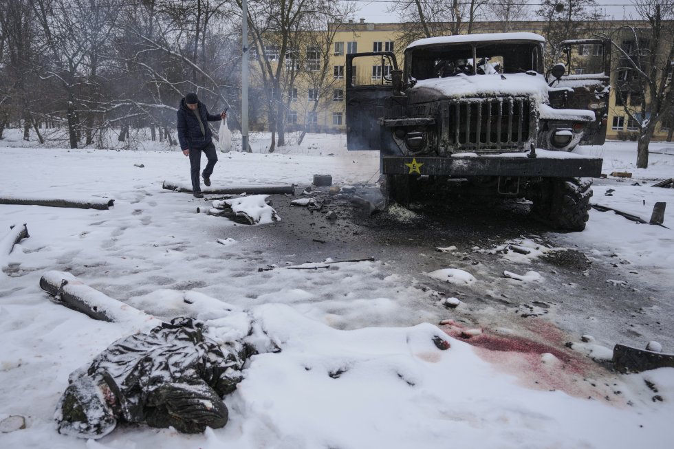 Un voluntario, con un rifle, protege una carretera principal que conduce a Kiev.